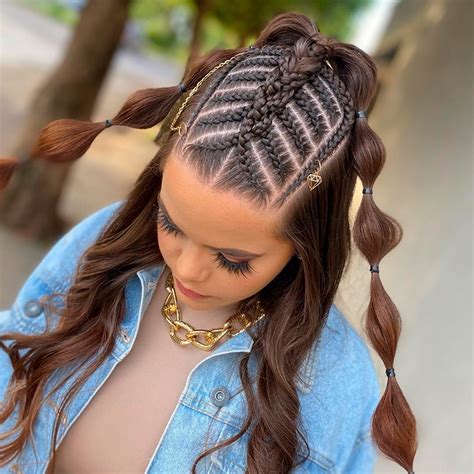 lado trenzas de moda con cabello suelto|+35 peinados con trenzas de costado que te van a。